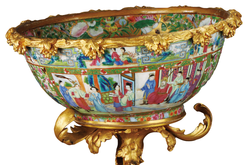 圖為清道光廣彩描金花鳥人物紋鑲天使銅座大碗細節(jié)圖，內(nèi)口沿以花鳥瓜果紋作裝飾帶，內(nèi)壁及碗底皆繪人物故事圖。外口沿繪庭院人物圖及開窗花鳥紋。外壁開兩大窗繪人物故事圖，圈足飾花卉紋一周。（來源：廣州十三行博物館）