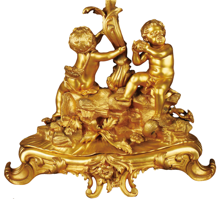 圖為清道光廣彩描金花鳥人物紋鑲天使銅座大碗細節(jié)圖，鑲銅鎏金天使造型底座，沿飾葉形銅鎏金花紋，金碧耀眼，華美無比。當(dāng)時許多廣彩瓷器出口外國后，歐洲工匠對其進行重新裝飾改造，使之成為中西合璧的藝術(shù)品。（來源：廣州十三行博物館）