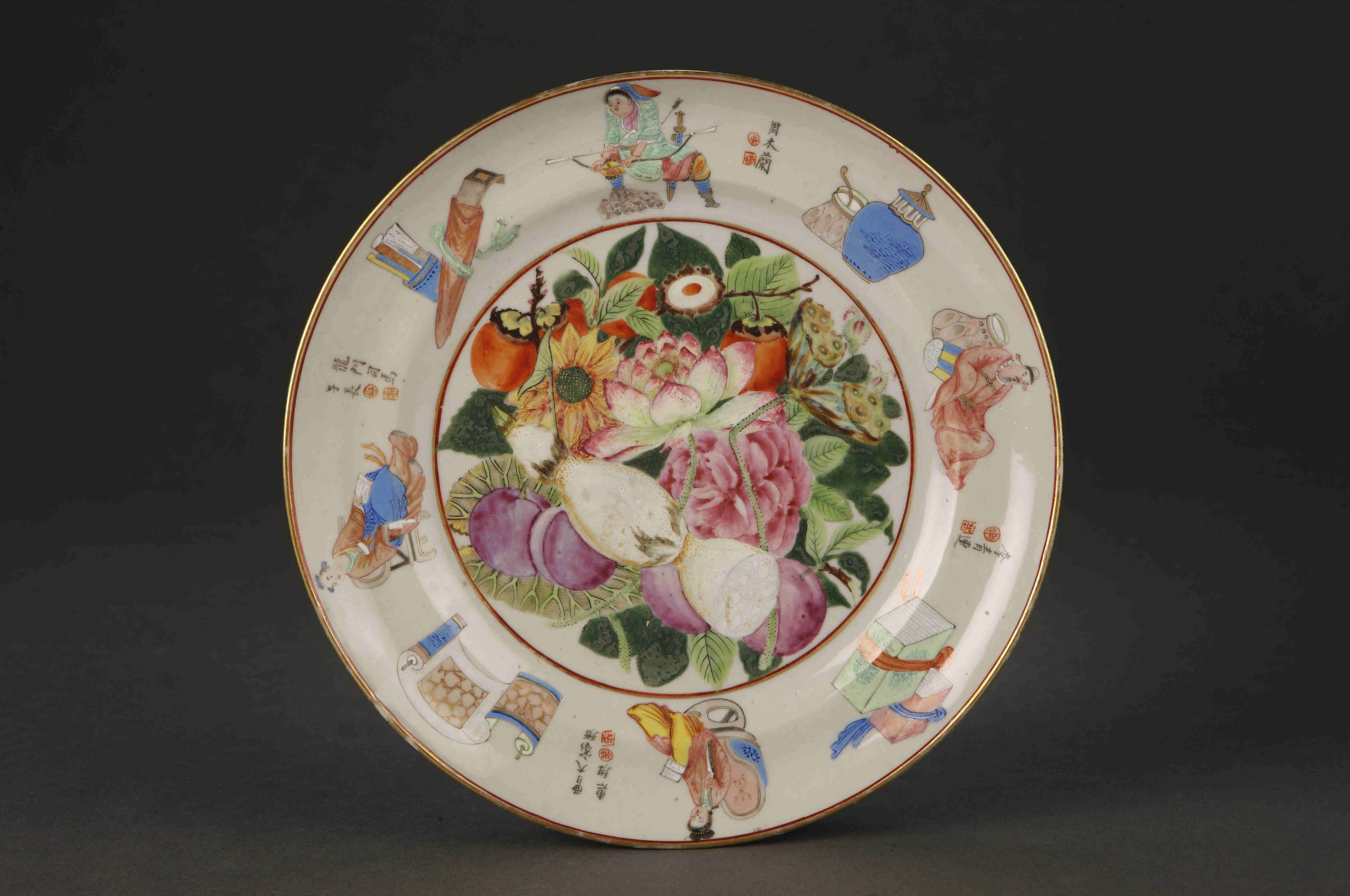 圖為清道光廣彩描金《無雙譜》花果紋碟。《無雙譜》又叫《南陵無雙譜》，記錄了由秦末至宋代1400多年間40位廣為中國人稱道的傳奇英雄。該類瓷器突出特點(diǎn)是既有繪畫，又有文字記載，文字主要記述所繪人物的姓名及生平事跡。（來源：廣州十三行博物館）