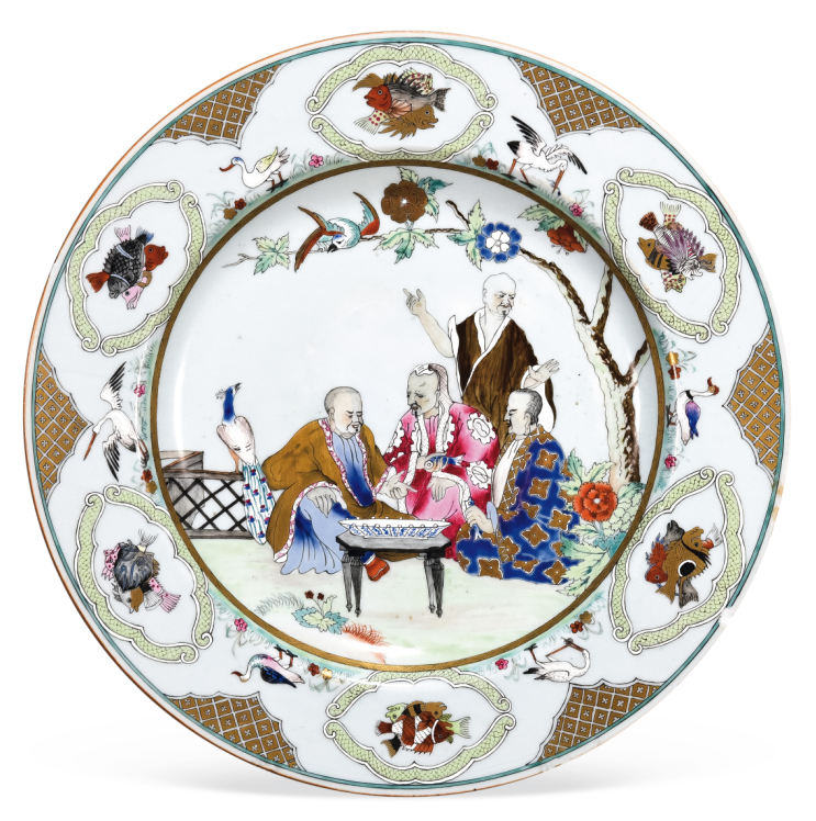 “外銷瓷”是指我國生產的，專門銷往國外的瓷器，清代“一口通商”時期，中國瓷器遠銷歐美，對歐美人民生活影響深遠。這一時期輸出的瓷器種類眾多，有粉彩、廣彩、青花、五彩等，器物造型及紋飾圖案既保留了中國制瓷藝術的傳統(tǒng)特征，又汲取了歐美的藝術精華，從而燒制出了大量精美的瓷器。圖為清中期廣彩人物紋大碟。（來源：廣州十三行博物館）