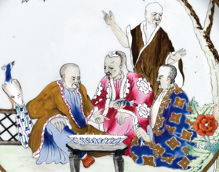 圖為清中期廣彩人物紋大碟細節(jié)圖，此碟紋飾是荷蘭著名設計師考納利斯. 普朗克（Cornelis Pronk）設計的“博士圖”。也有學者認為該設計源自中國的“三酸圖”。蘇東坡曾與黃庭堅、佛印禪師共同品嘗唐代名醋“桃花酸”，三人嘗醋后表情各不相同，從而代表了儒、釋、道的人生態(tài)度。儒家以為酸，佛家以為苦，道家以為甜。（來源：廣州十三行博物館）