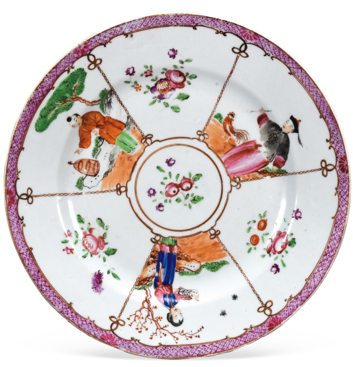 圖為清中期廣彩開光花卉人物紋碟。碟內六個扇形開光分別繪人物、花卉紋，人物形象是廣彩常用紋飾圖案“滿大人合家歡”，只是此碟將合家歡圖案一分為三。（來源：廣州十三行博物館）