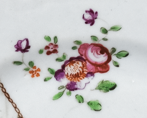 圖為清中期廣彩開光花卉人物紋碟細節(jié)圖。（來源：廣州十三行博物館）