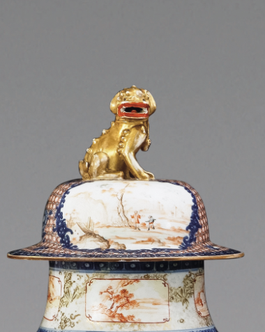 圖為清中期廣彩青花錦地描金庭院人物紋獅鈕蓋瓶細節(jié)圖，獅形鈕蓋。（來源：廣州十三行博物館）