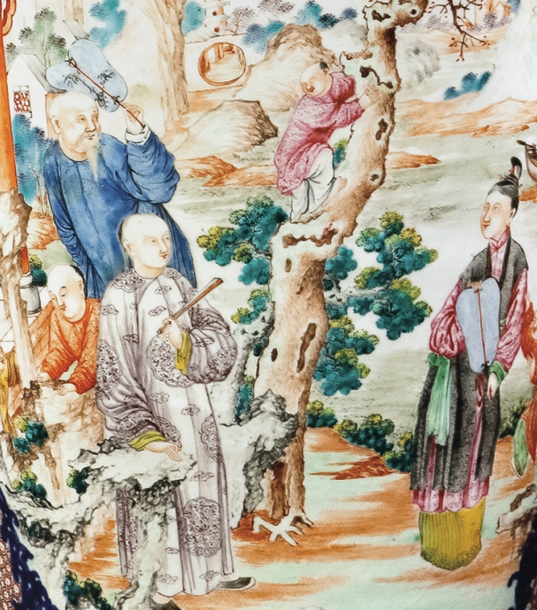 圖為清中期廣彩青花錦地描金庭院人物紋獅鈕蓋瓶細節(jié)圖，腹部開窗繪“滿大人”圖案，人物表情生動，繪畫借鑒西洋技法，富有立體感?！皾M大人”圖案是當時外銷瓷上較為流行的圖案，多為輕松歡愉、充滿親情的庭院生活場景。（來源：廣州十三行博物館）