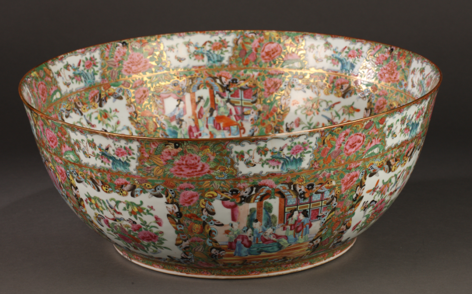 圖為清光緒廣彩描金開光花鳥人物紋潘趣大碗。外腹部以蝴蝶紋開窗間隔繪庭院仕女圖、花鳥圖，內(nèi)壁亦開窗繪庭院仕女圖、花鳥圖，碗心主題紋飾與內(nèi)壁相同，紋飾繁密，色澤艷麗。以濃烈的大紅、大綠、大金作色彩是典型的晚清廣彩裝飾風格。（來源：廣州十三行博物館）