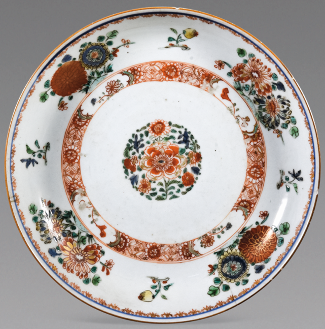 “外銷瓷”是指我國生產(chǎn)的，專門銷往國外的瓷器，清代“一口通商”時期，中國瓷器遠銷歐美，對歐美人民生活影響深遠。這一時期輸出的瓷器種類眾多，有粉彩、廣彩、青花、五彩等，器物造型及紋飾圖案既保留了中國制瓷藝術(shù)的傳統(tǒng)特征，又汲取了歐美的藝術(shù)精華，從而燒制出了大量精美的瓷器。圖為清代五彩花卉紋碟，五彩是在燒好的白釉上施彩，再燒制而成。由紅、黃、綠、藍、紫、黑等色繪畫組成，五彩其意是多種色彩，但并不局限于五