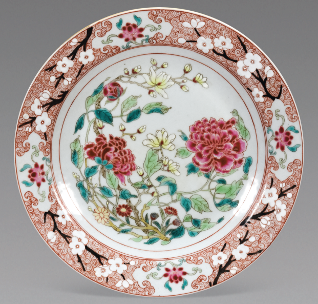 圖為清代粉彩花卉紋碟，碟沿以梅花祥云紋作地，對稱開四窗，內(nèi)繪荷花圖。此碟色彩鮮艷、構(gòu)圖飽滿，畫工嫻熟。（來源：廣州十三行博物館）