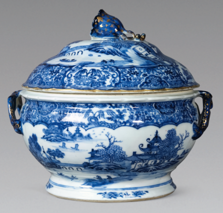 “外銷瓷”是指我國(guó)生產(chǎn)的，專門銷往國(guó)外的瓷器，清代“一口通商”時(shí)期，中國(guó)瓷器遠(yuǎn)銷歐美，對(duì)歐美人民生活影響深遠(yuǎn)。這一時(shí)期輸出的瓷器種類眾多，有粉彩、廣彩、青花、五彩等，器物造型及紋飾圖案既保留了中國(guó)制瓷藝術(shù)的傳統(tǒng)特征，又汲取了歐美的藝術(shù)精華，從而燒制出了大量精美的瓷器。圖為清中期青花庭院山水紋花鈕蓋盅。（來(lái)源：廣州十三行博物館）