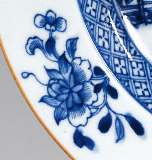 圖為清代青花山水樓閣紋碟細(xì)節(jié)圖，碟沿為青花繪折枝花卉圖。（來(lái)源：廣州十三行博物館）