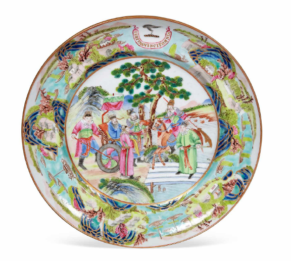 “外銷瓷”是指我國生產(chǎn)的，專門銷往國外的瓷器，清代“一口通商”時期，中國瓷器遠(yuǎn)銷歐美，對歐美人民生活影響深遠(yuǎn)。這一時期輸出的瓷器種類眾多，有粉彩、廣彩、青花、五彩等，器物造型及紋飾圖案既保留了中國制瓷藝術(shù)的傳統(tǒng)特征，又汲取了歐美的藝術(shù)精華，從而燒制出了大量精美的瓷器。圖為清嘉慶廣彩山水人物紋章碟。（來源：廣州十三行博物館）