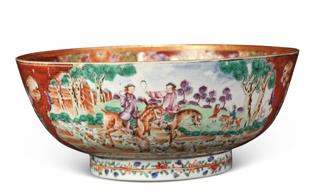 圖為清乾隆廣彩錦地開光洋人狩獵圖潘趣碗。外壁以錦地紋作地，對稱開光繪兩幅洋人狩獵圖，另開兩窗繪中式庭院人物圖，圈足飾花卉紋一周。（來源：廣州十三行博物館）