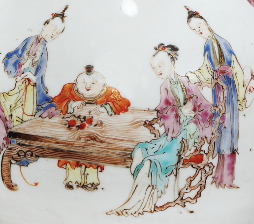圖為清雍正廣彩人物紋長頸瓶細節(jié)圖，腹部繪仕女嬰戲圖。此器胎體潔白，畫工精美，色澤鮮明。（來源：廣州十三行博物館）