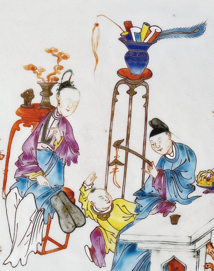 圖為清雍正廣彩嬰戲紋花口碟細節(jié)圖，碟心繪人物嬰戲圖，人物形象逼真，色彩艷麗，栩栩如生。（來源：廣州十三行博物館）