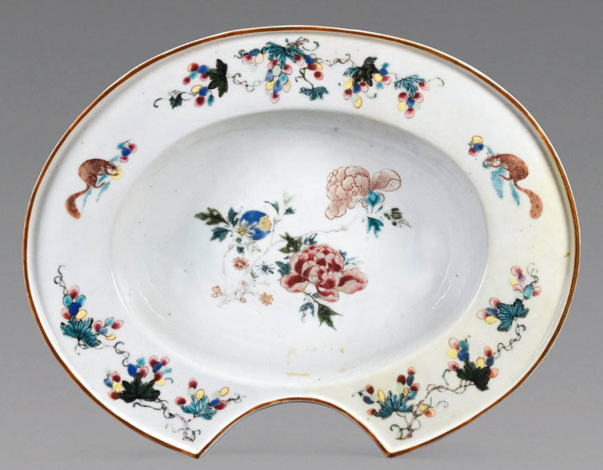 “外銷瓷”是指我國(guó)生產(chǎn)的，專門銷往國(guó)外的瓷器，清代“一口通商”時(shí)期，中國(guó)瓷器遠(yuǎn)銷歐美，對(duì)歐美人民生活影響深遠(yuǎn)。這一時(shí)期輸出的瓷器種類眾多，有粉彩、廣彩、青花、五彩等，器物造型及紋飾圖案既保留了中國(guó)制瓷藝術(shù)的傳統(tǒng)特征，又汲取了歐美的藝術(shù)精華，從而燒制出了大量精美的瓷器。圖為清中期粉彩花卉紋剃須盤。（來源：廣州十三行博物館）