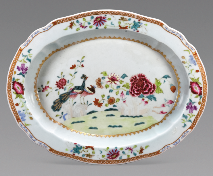 圖為清乾隆粉彩孔雀牡丹紋橢圓盤，盤沿繪四組折枝花卉圖，盤心以金彩繪瓔珞紋一周，繪孔雀牡丹紋，孔雀展屏與怒放的牡丹相映成彰，寓意吉祥如意，大富大貴。（來源：廣州十三行博物館）