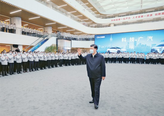 2023年4月10日至13日，中共中央總書記、國家主席、中央軍委主席習(xí)近平在廣東考察。這是12日下午，習(xí)近平在廣汽研究院向職工們揮手致意。 新華社記者 鞠鵬/攝